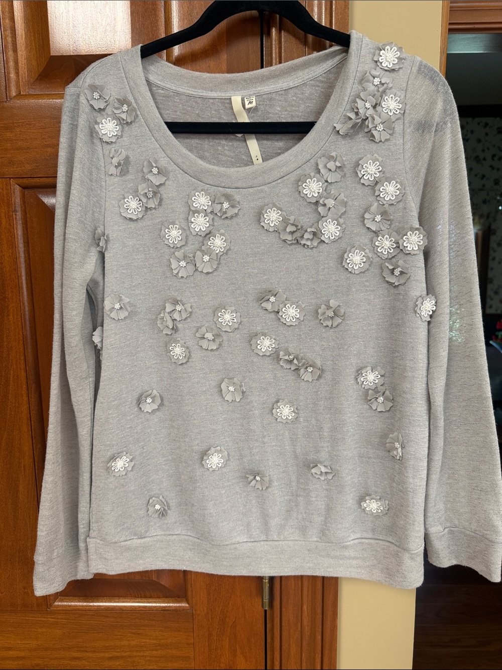 Bellatrix Light Gray Floral Appliqué Crewneck Sweater